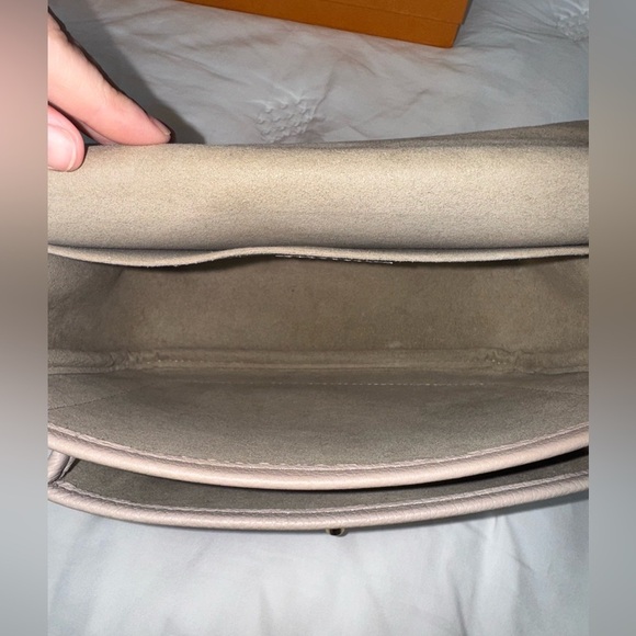 Louis Vuitton Grained Calfskin Lockme Chain Bag Greige - Picture 14 of 16